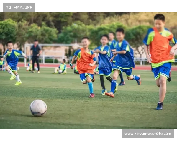 成都蓉城球星走进山区小学与孩子们共度温暖时光传递足球梦想 成都蓉城球星走进山区小学与孩子们共度温暖时光传递足球梦想